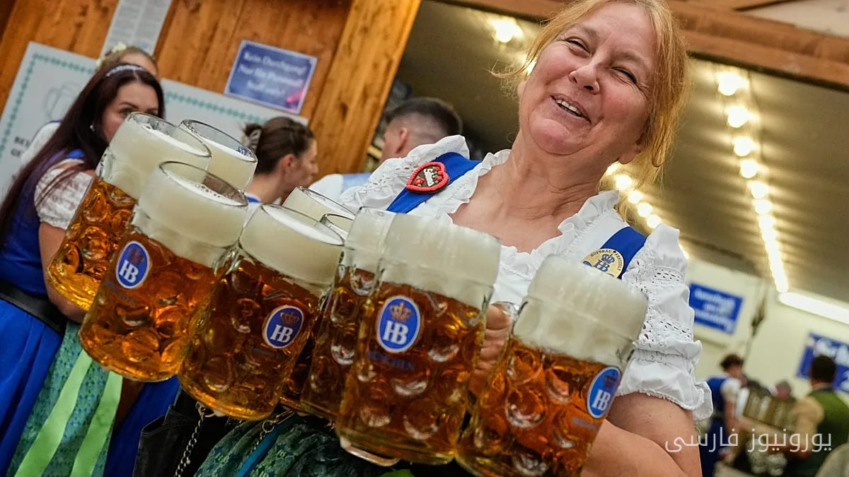 Eröffnung des Oktoberfestes in München mit dem Bürgermeister und dem ersten Bieranstich