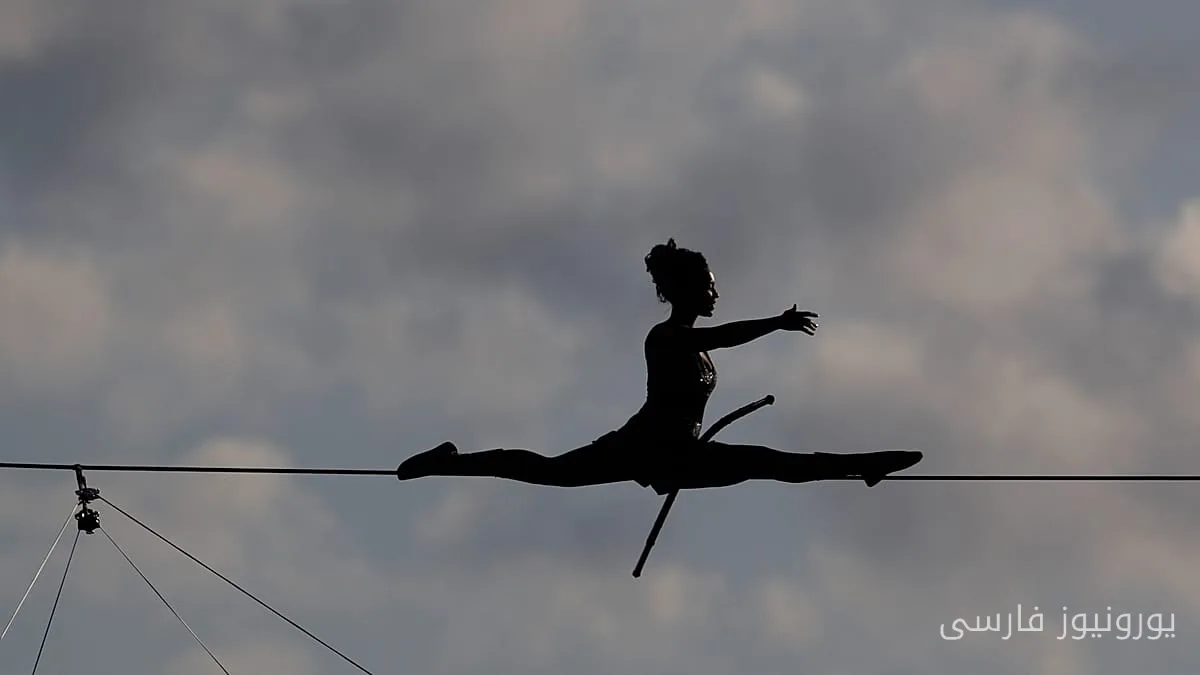 Tatiana-Mosio Bongonga überquerte ein 400 Meter langes Seil in Frankreich